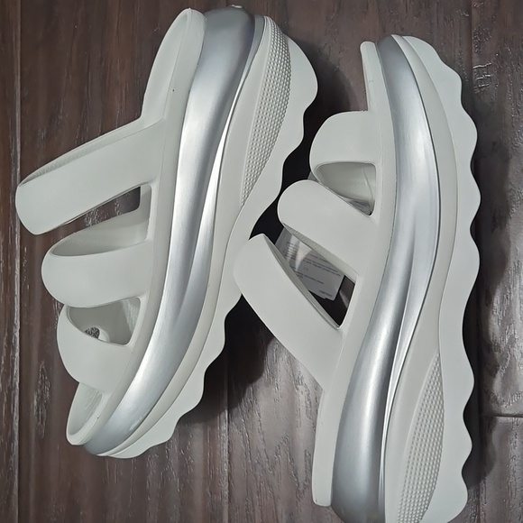 Crocs Mega Crush Metallic Triple Strap - Moonlight/Silver- Size 8 Women (6 Men) - Picture 3 of 8